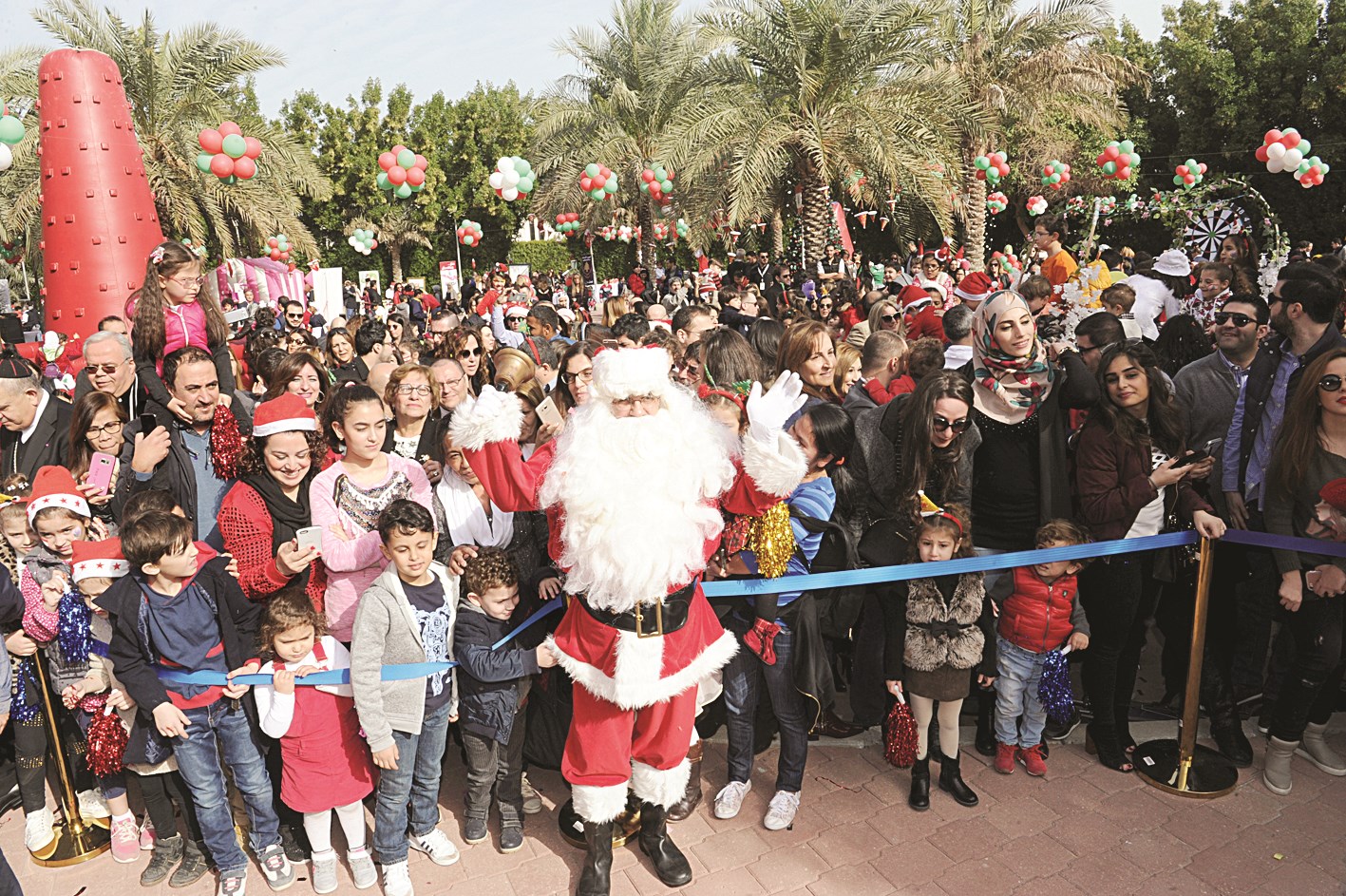 «بابا نويل» يحتفل مع مجموعة من الأطفال