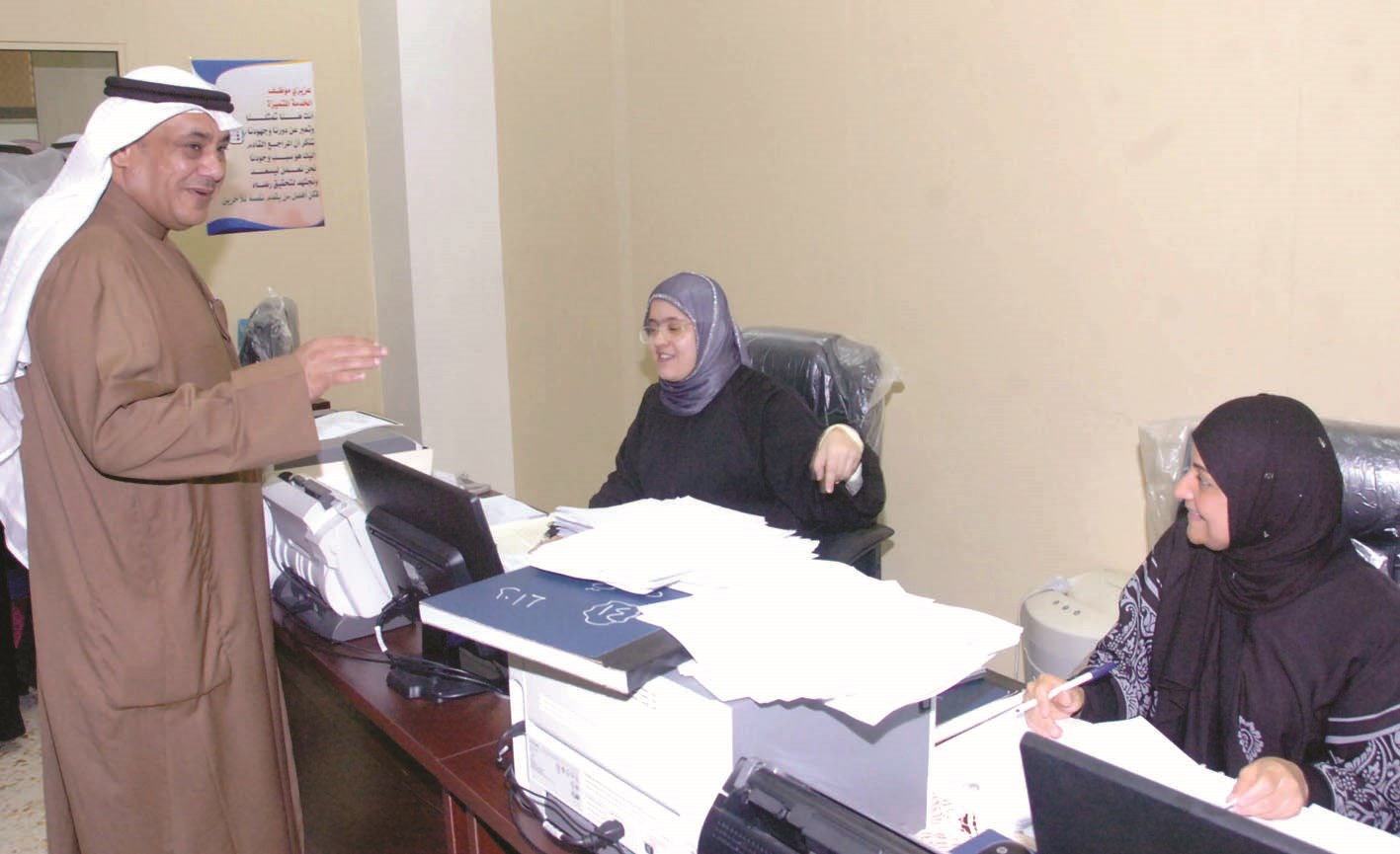 وكيل وزارة الشؤون متفقداً أداء قسم الموظف الشامل    (تصوير زكريا عطية)