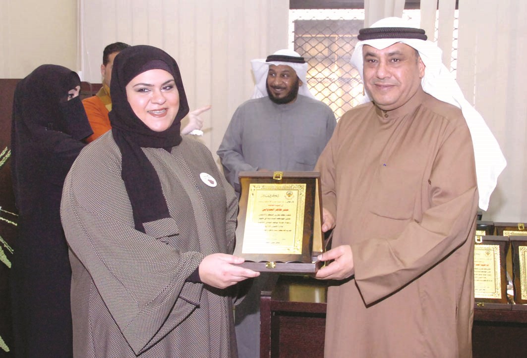 ...ومكرماً إحدى موظفات الشؤون الإدارية المتميزات