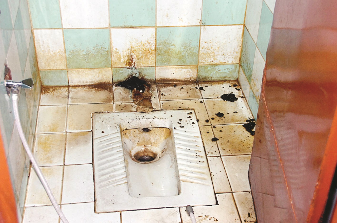 دورة مياه كما بدت أمس (تصوير زكريا عطية)