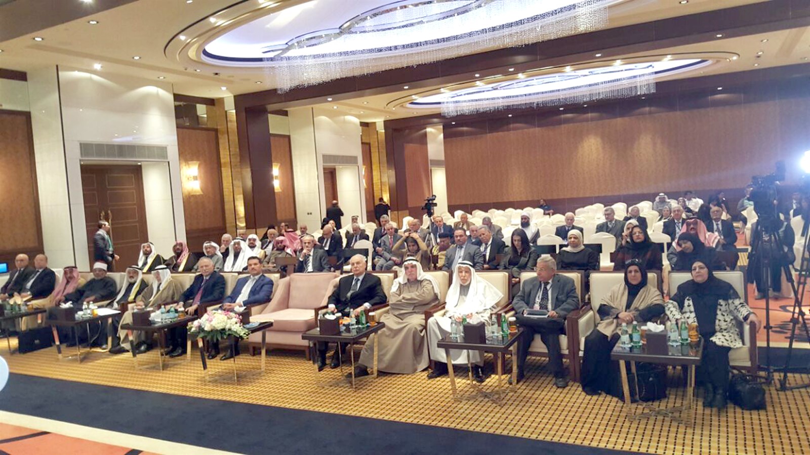 الحضور يتابعون وقائع المؤتمر