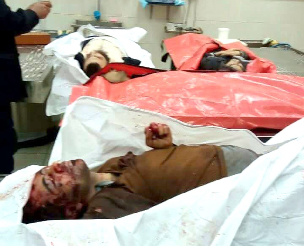 عنصر أمن يلتقط صوراً لجثث الارهابيين (خاص - «الراي»)