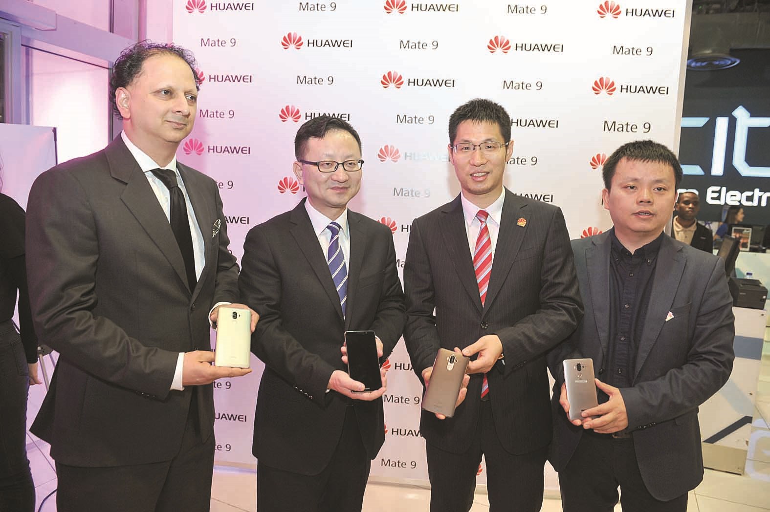 مسؤولو «هواوي» يستعرضون «Mate 9» (تصوير زكريا عطية)