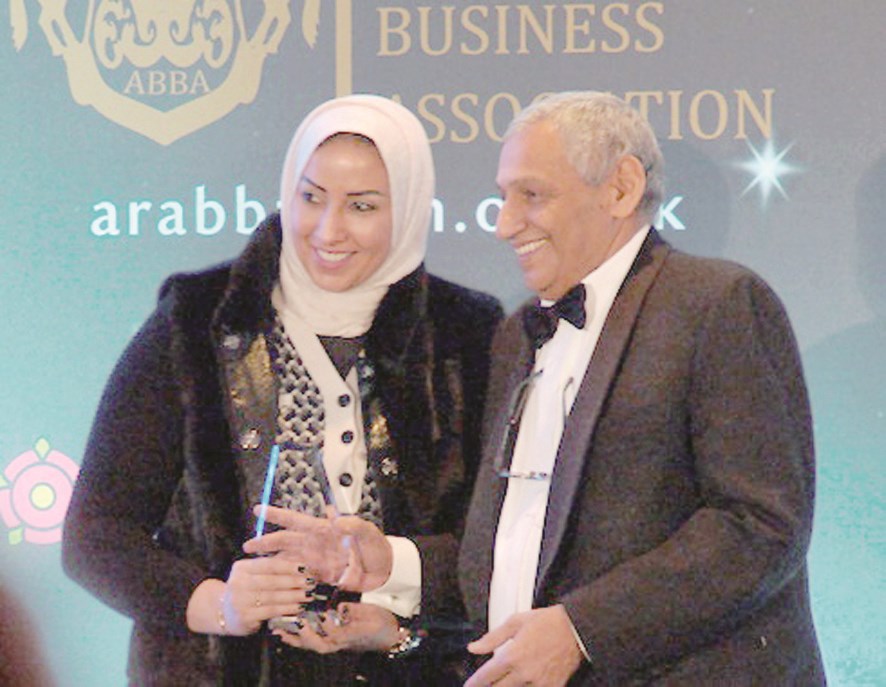 أمنية الصباح ممثلة الشيخة سعاد الصباح تتسلم الجائزة