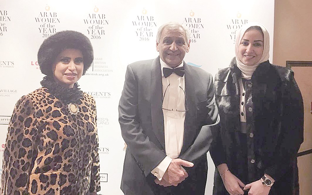 الدويسان يتوسط أمنية الصباح والمصممة الكويتية منتهى العجيل