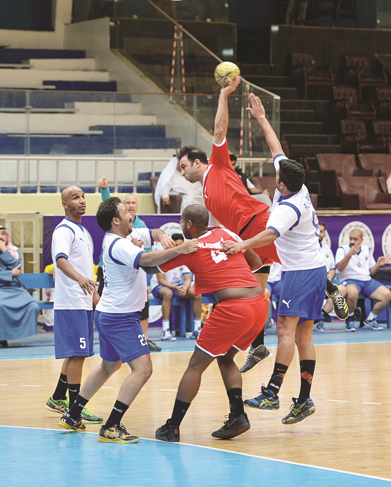 u0627u0644u0635u0644u064au0628u062eu0627u062a u0623u0628u0642u0649 u0639u0644u0649 u062du0638u0648u0638u0647 u0641u064a u0627u0644u062au0623u0647u0644 u0631u063au0645 u0627u0644u062au0639u0627u062fu0644 u0645u0639 u0627u0644u062cu0647u0631u0627u0621 (u062au0635u0648u064au0631 u062cu0627u0633u0645 u0628u0627u0631u0648u0646)