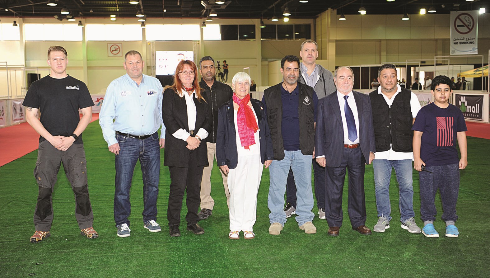 صورة جماعية لرابطة «كي ناين» الكويتية وفريق التحكيم الدولي