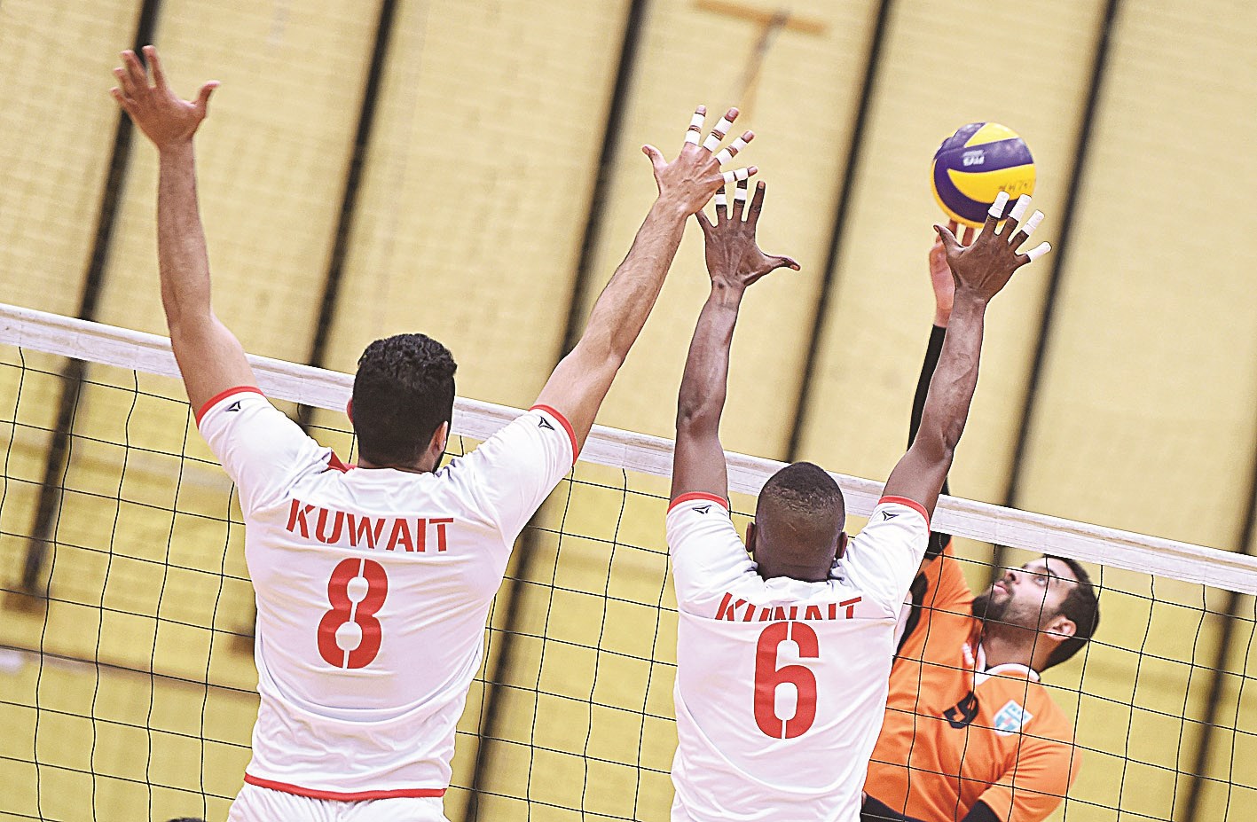 u062du0627u0626u0637 u0635u062f u0643u0648u064au062au0627u0648u064a u0623u0645u0627u0645 u0643u0627u0638u0645u0629 (u062au0635u0648u064au0631 u062cu0627u0633u0645 u0628u0627u0631u0648u0646)