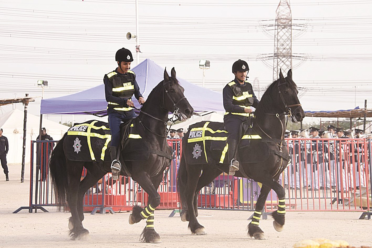 فرقة الخيالة تقدم عرضاً في الاستقبال