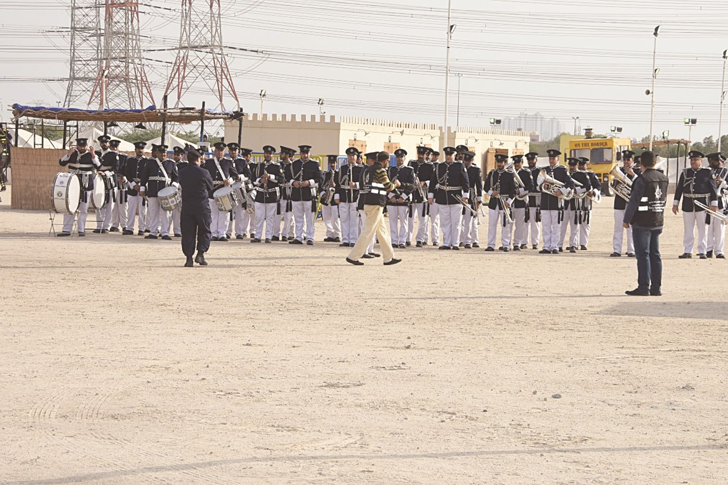 فرقة الوزارة الموسيقية تعزف النشيد الوطني لدى وصول الجراح