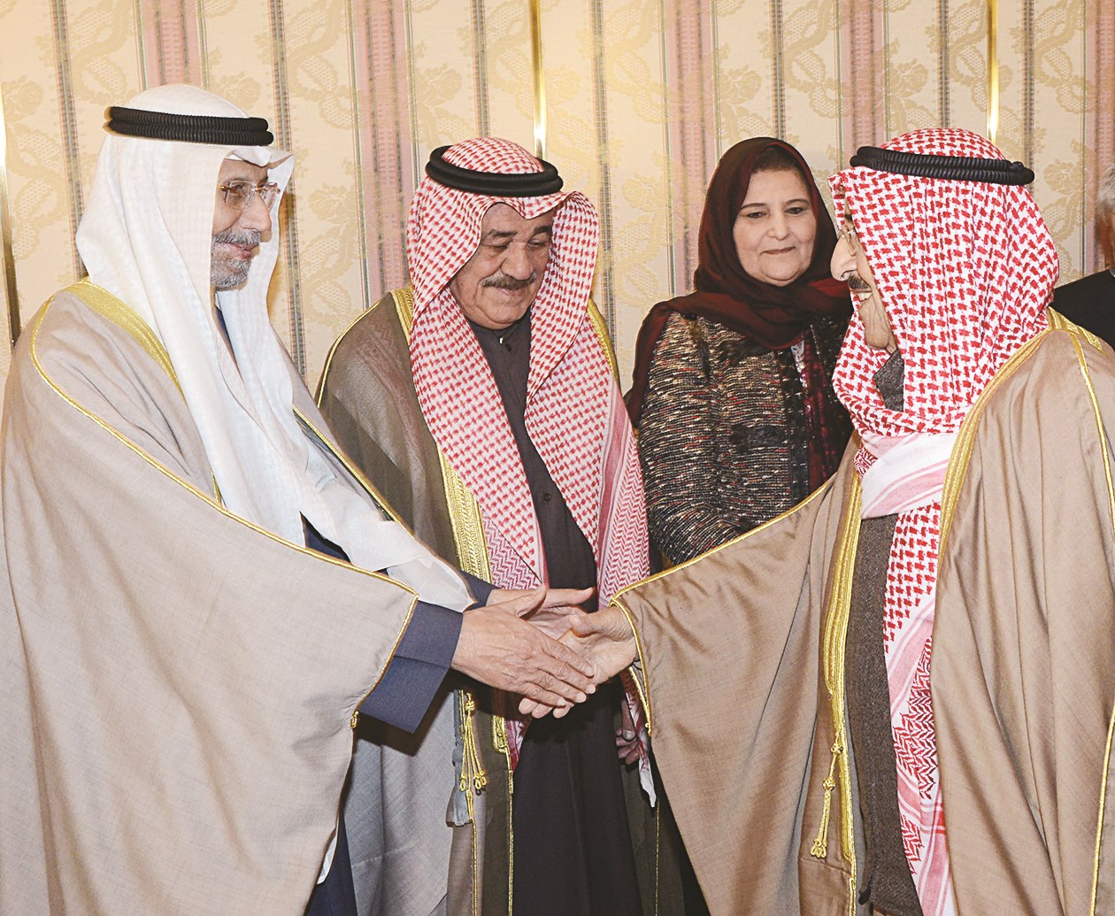 ... ويصافح أعضاء مجلس أمناء المؤسسة