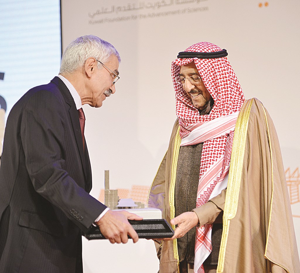 سموه يتسلم هدية تذكارية من شهاب الدين