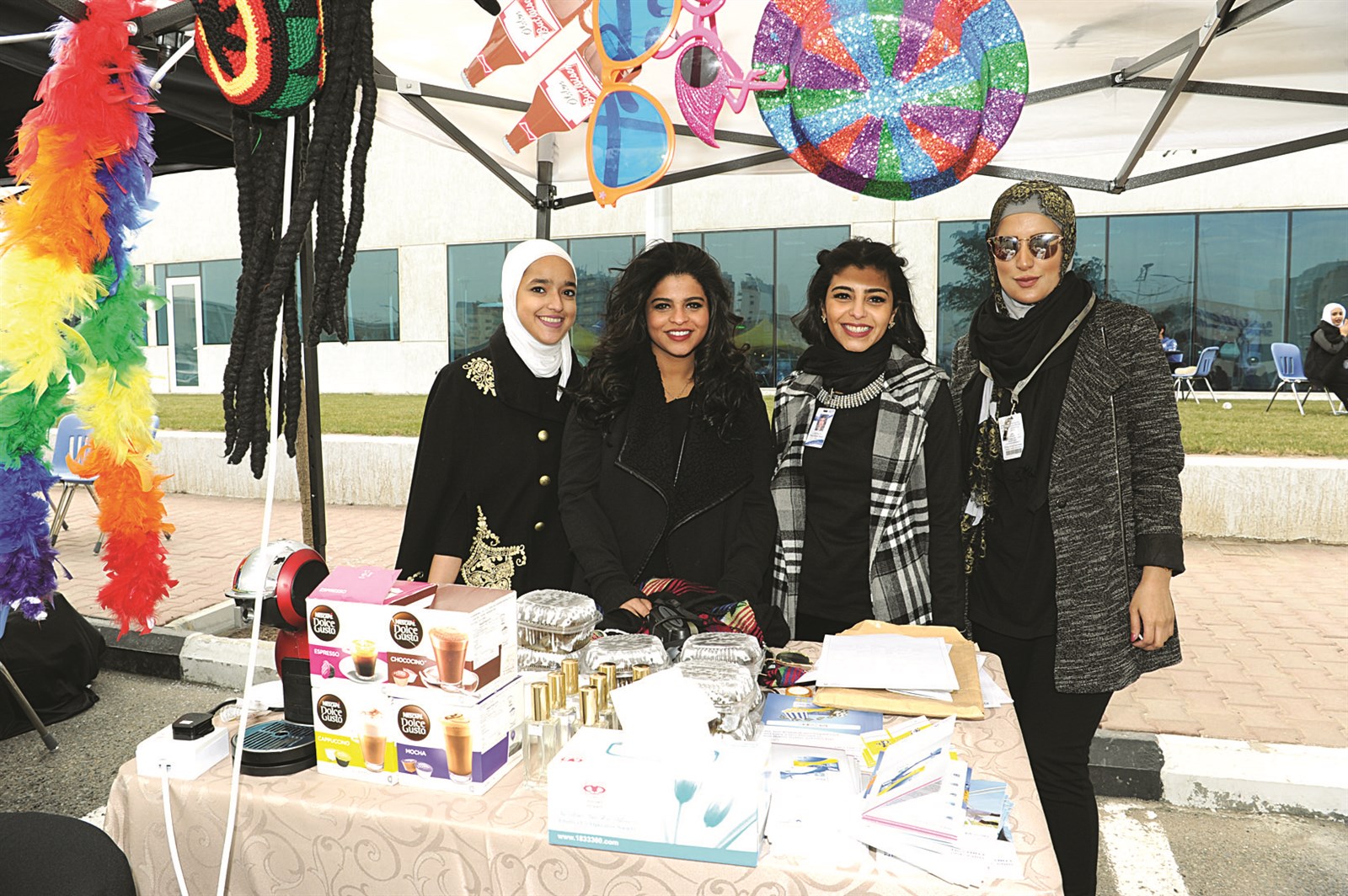 طالبات مشاركات في المعرض     (تصوير طارق عز الدين)