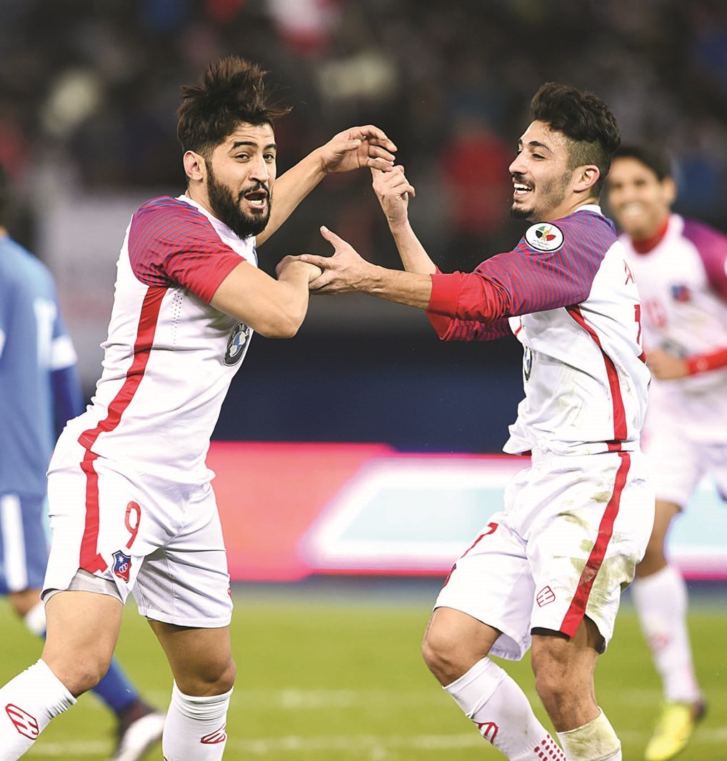 عبدالهادي خميس يحتفل مع زميله حسين الحربي بالهدف الأول  (تصوير جاسم بارون)