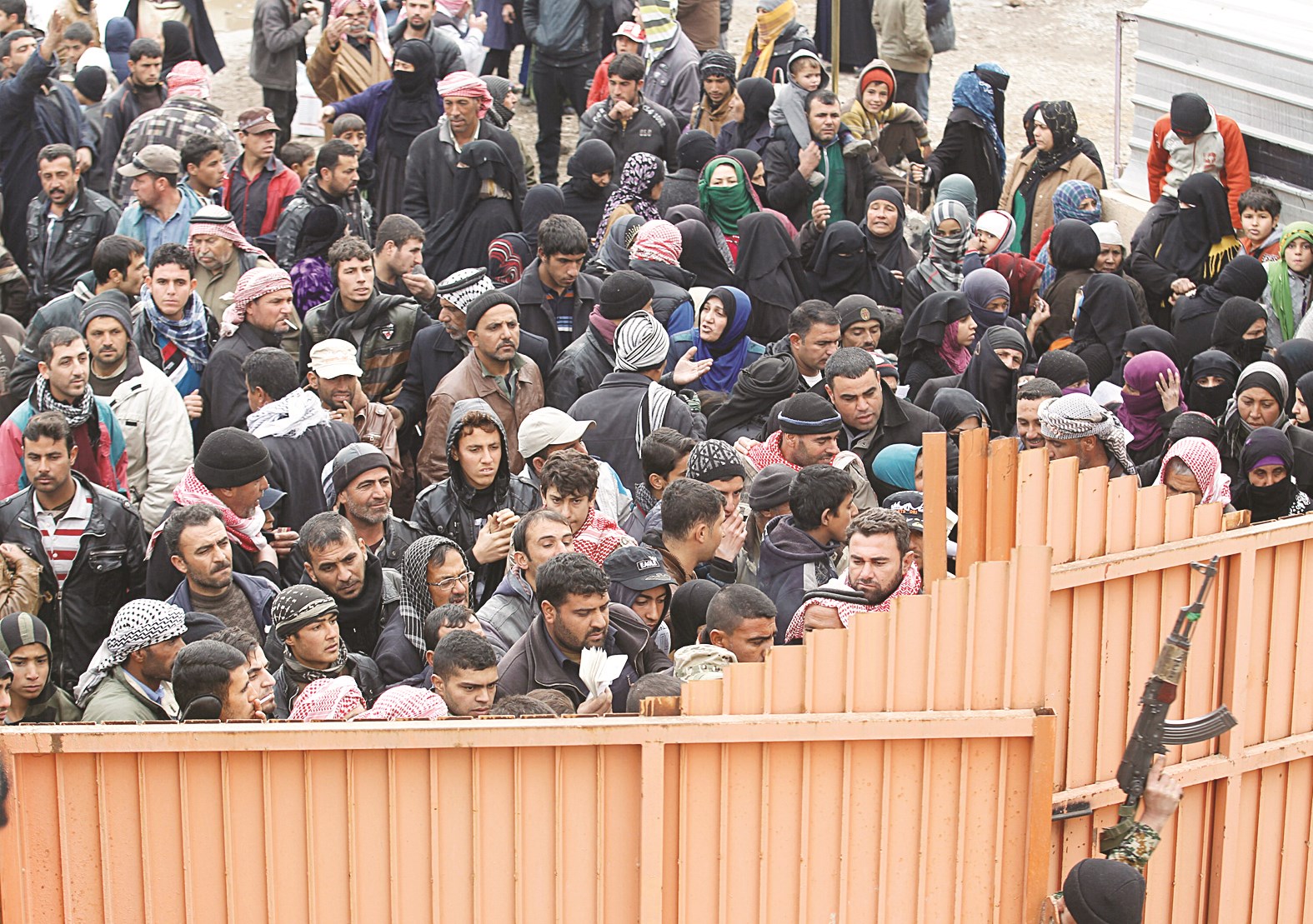 u0639u0631u0627u0642u064au0648u0646 u0641u0627u0631u0648u0646 u0645u0646 u0645u0646u0627u0632u0644u0647u0645 u0641u064a u0627u0644u0645u0648u0635u0644 u0628u0627u0646u062au0638u0627u0631 u0627u0644u062du0635u0648u0644 u0639u0644u0649 u0645u0633u0627u0639u062fu0627u062a u063au0630u0627u0626u064au0629 u0641u064a u0634u0631u0642 u0627u0644u0645u062fu064au0646u0629 b(u0631u0648u064au062au0631u0632)