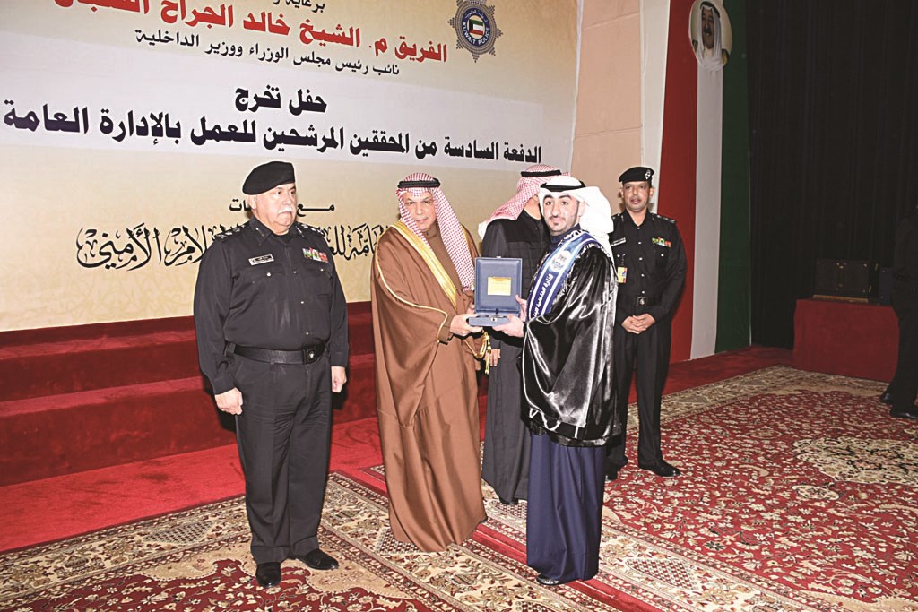 الجراح مكرماً أحد الخريجين الأوائل