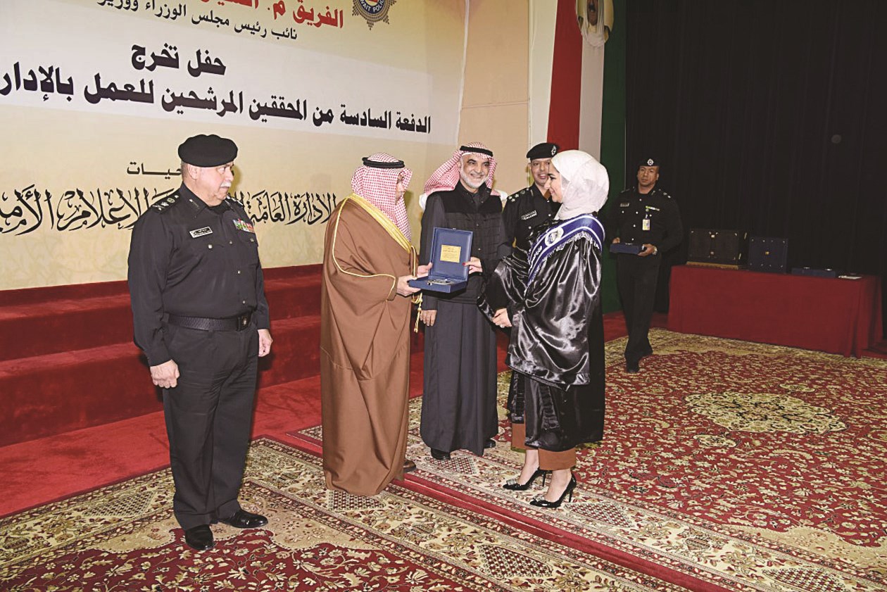 ...ومكرماً إحدى الخريجات