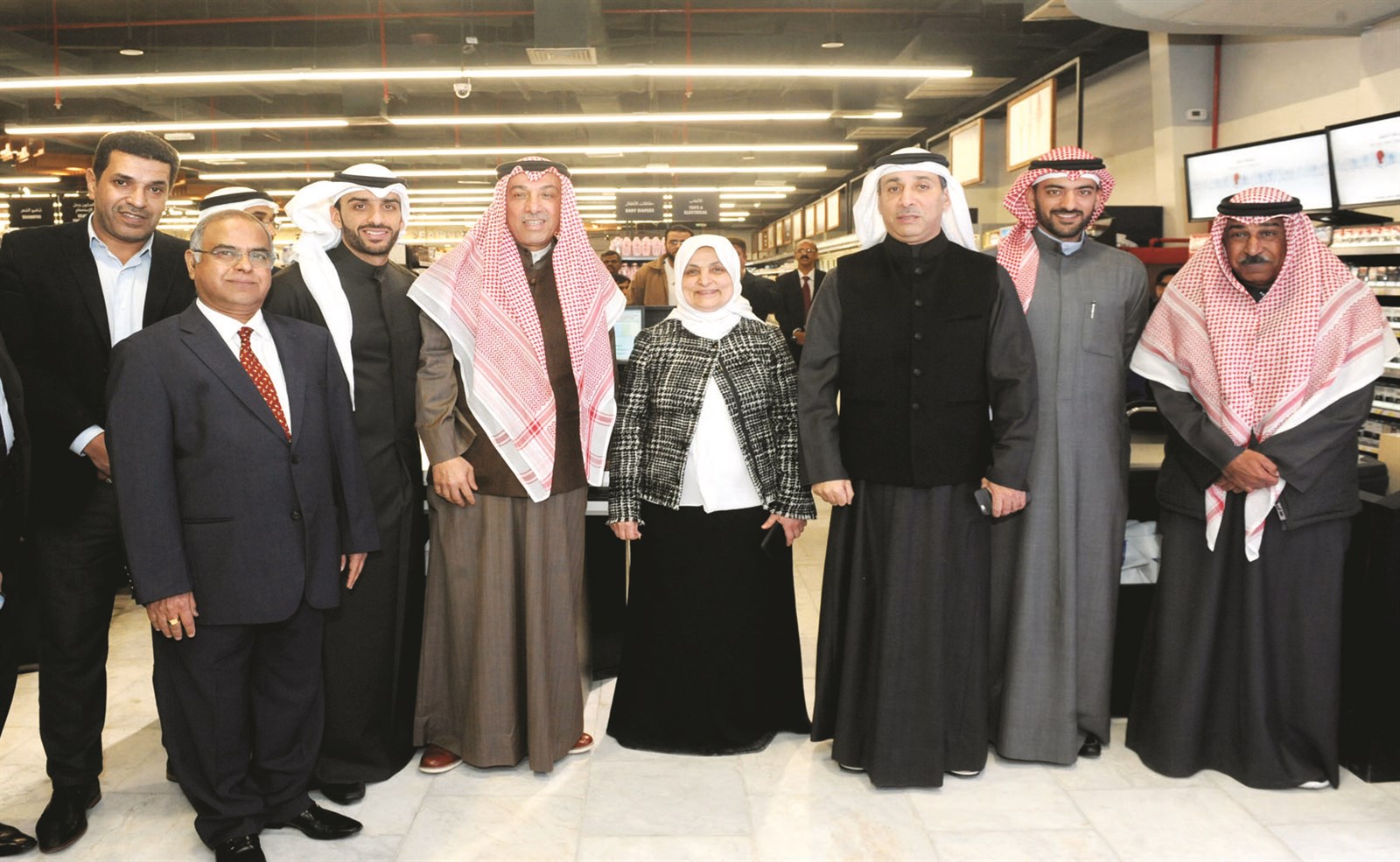 الصبيح تتوسط عادل وجاسم ومرزوق وناصر الغانم ومسؤولي الشركة