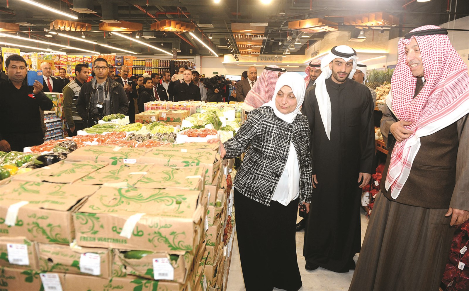 ... وتتفقد المنتجات الوطنية في السوق