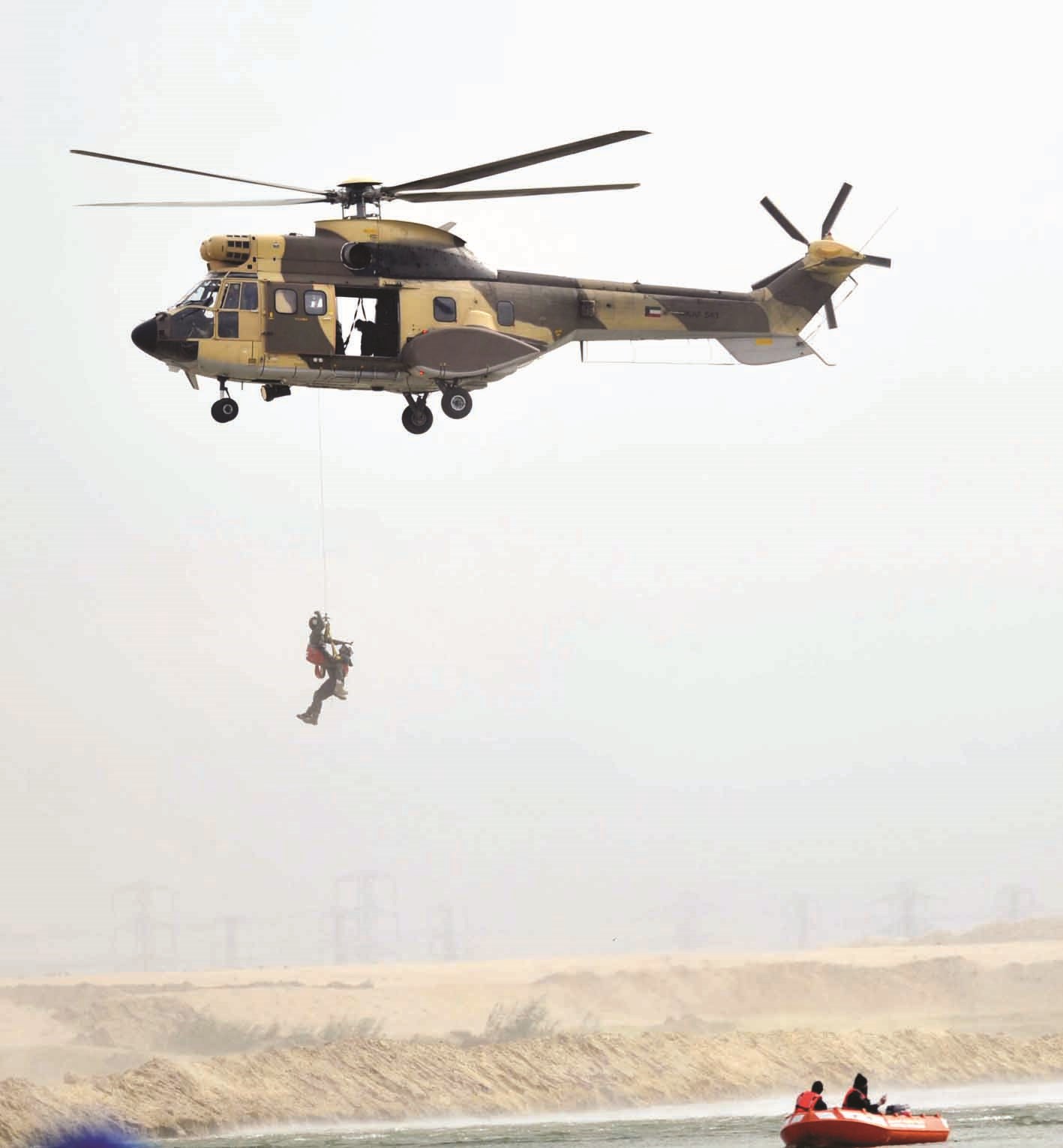 مروحية عسكرية تجلي أحد المصابين