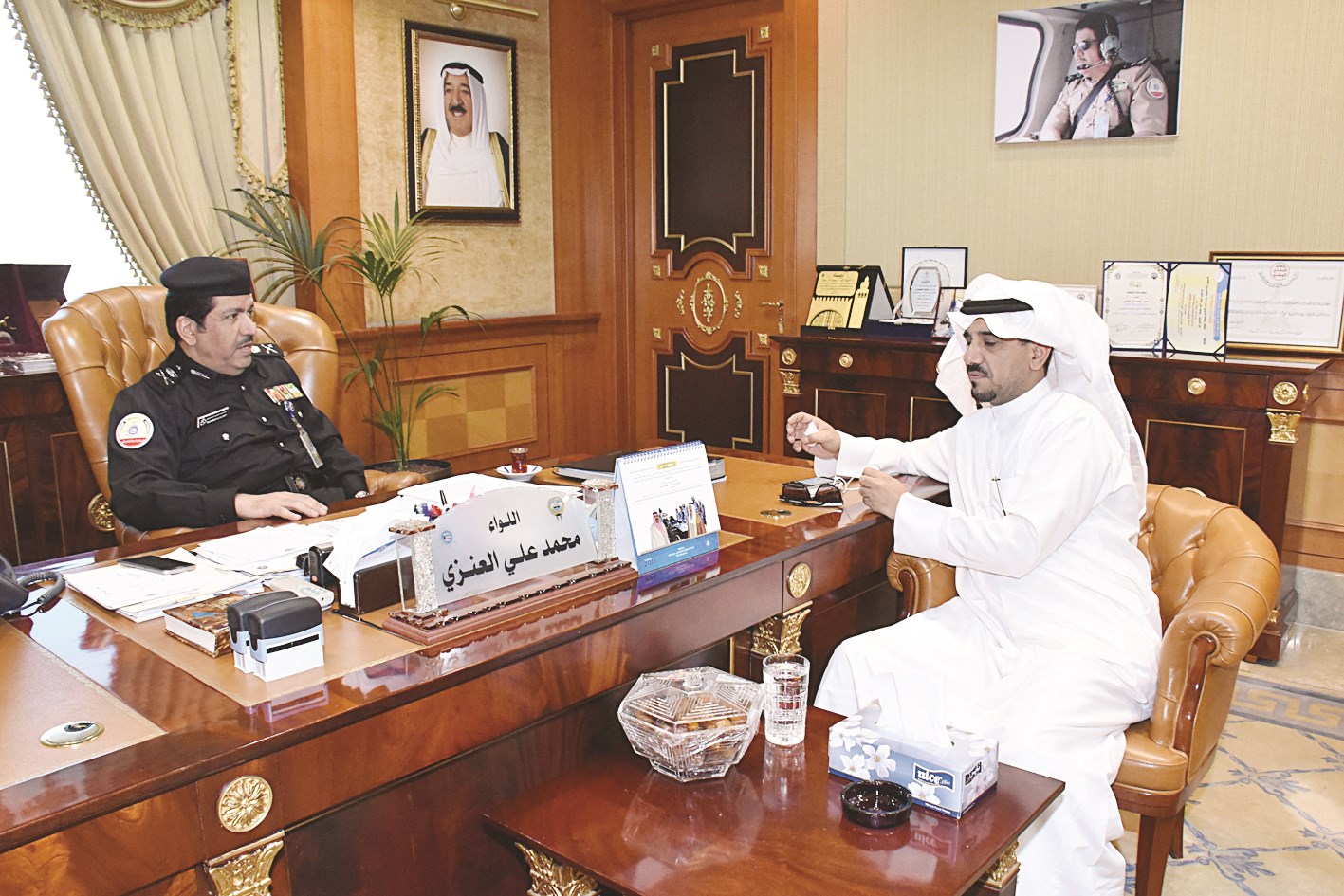 اللواء محمد العنزي متحدثا إلى الزميل منصور الشمري