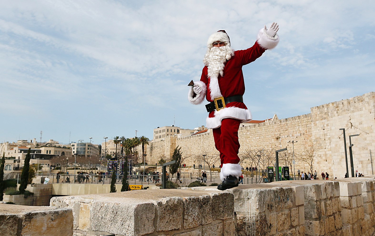 u0641u0644u0633u0637u064au0646u064a u064au0631u062au062fu064a u0632u064a u00abu0628u0627u0628u0627 u0646u0648u064au0644u00bb u0641u0648u0642 u0623u0633u0648u0627u0631 u0627u0644u0628u0644u062fu0629 u0627u0644u0642u062fu064au0645u0629 u0641u064a u0627u0644u0642u062fu0633   (u0627 u0641 u0628)