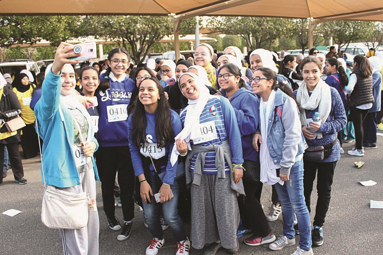 طالبات مشاركات في الماراثون