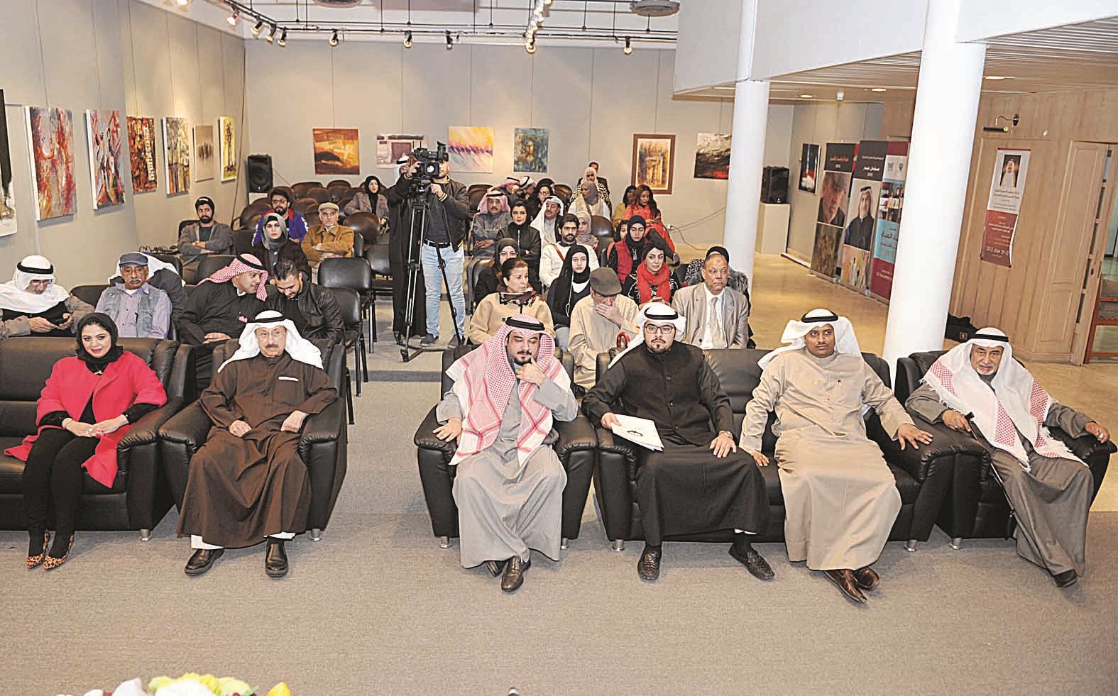 u062cu0627u0646u0628 u0645u0646 u0627u0644u062du0636u0648u0631  (u062au0635u0648u064au0631 u0633u0639u062f u0647u0646u062fu0627u0648u064a)