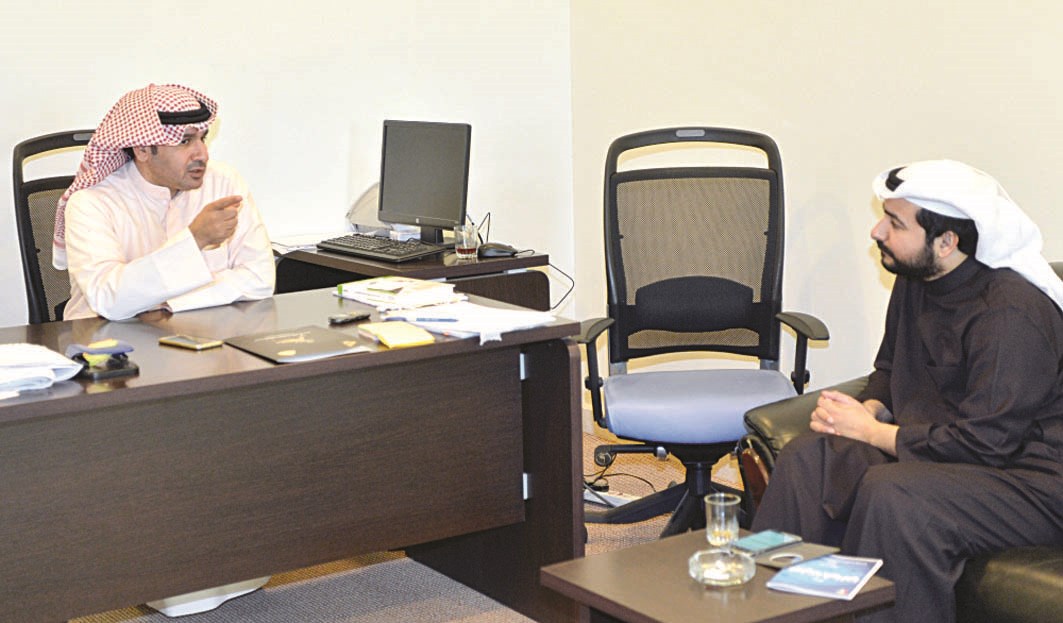 الغصاب متحدثاً للزميل علي الفضلي (تصوير نايف العقلة)