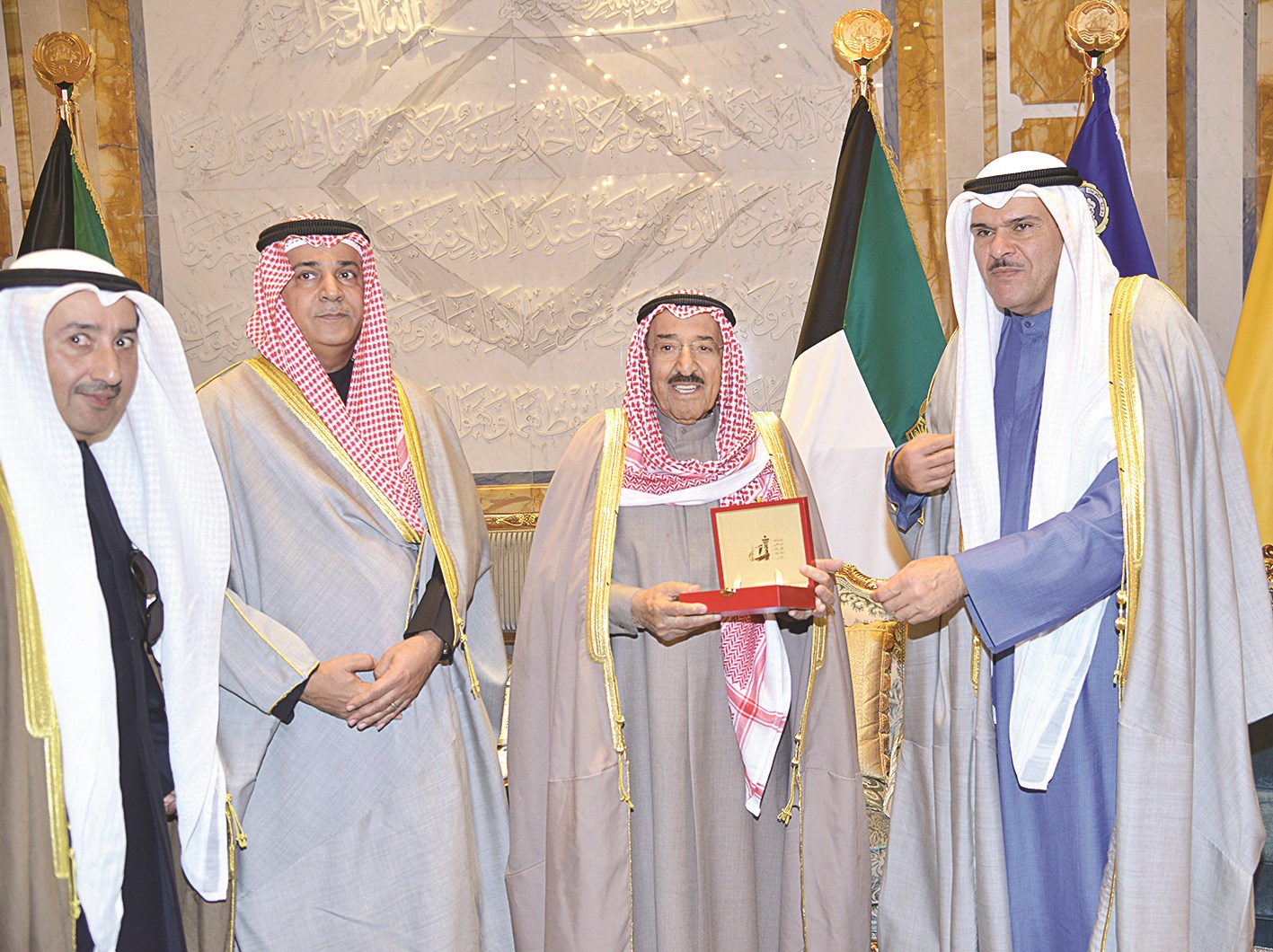 سموه يتلقى مسكوكة «الكويت عاصمة للثقافة الإسلامية»