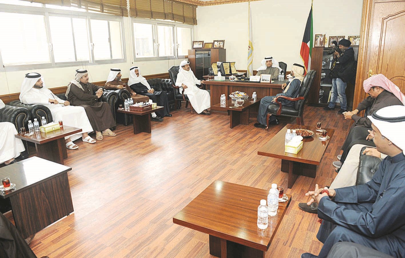 u0627u0644u0648u0641u062f u0627u0644u0642u0637u0631u064a u0623u062bu0646u0627u0621 u0632u064au0627u0631u062au0647 u0644u0644u0645u062cu0644u0633 u0627u0644u0628u0644u062fu064a b (u062au0635u0648u064au0631 u0628u0633u0627u0645 u0632u064au062fu0627u0646)