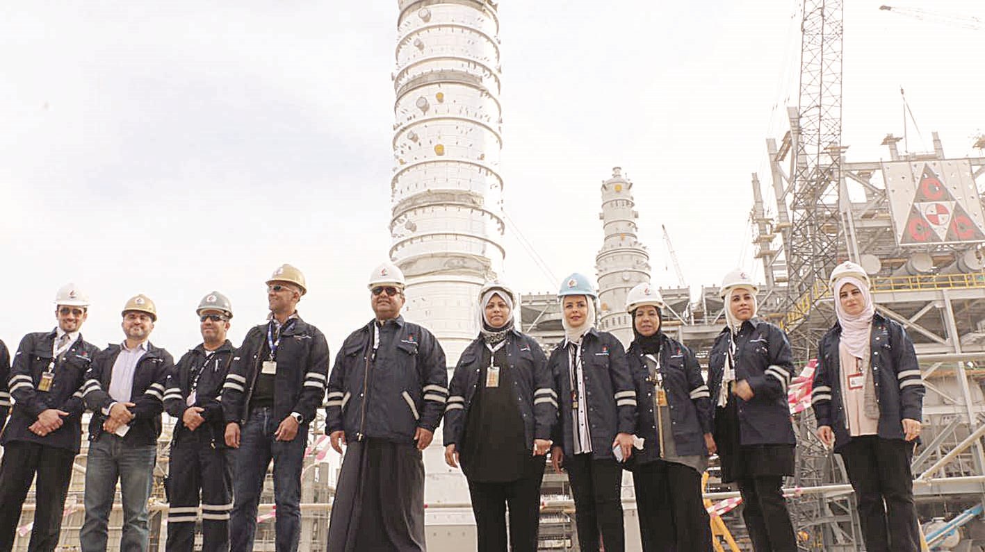 ... وفي لقطة جماعية مع العاملين في المشروع