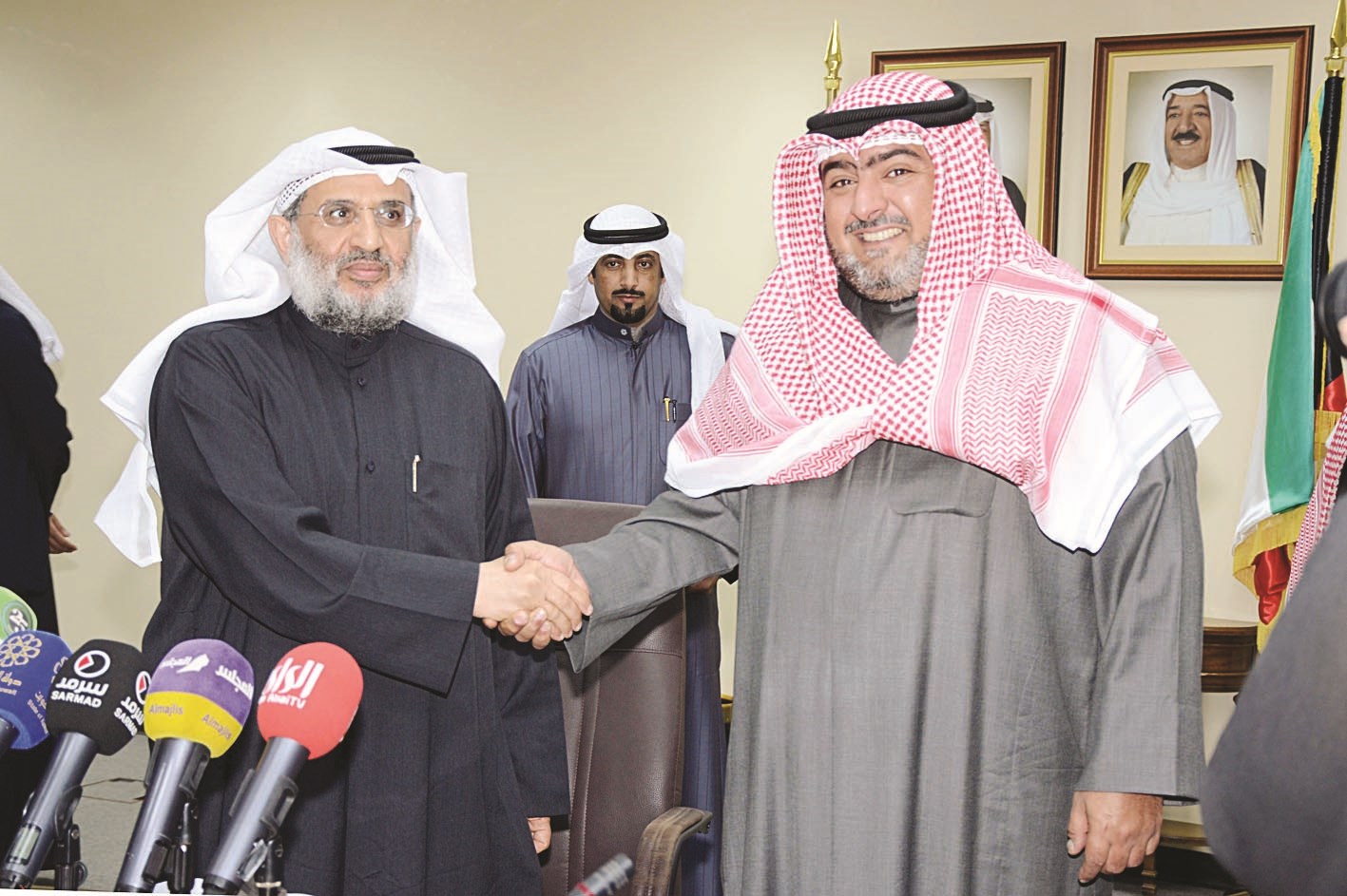 ...وعقب توقيع العقد (تصوير سعد هنداوي)