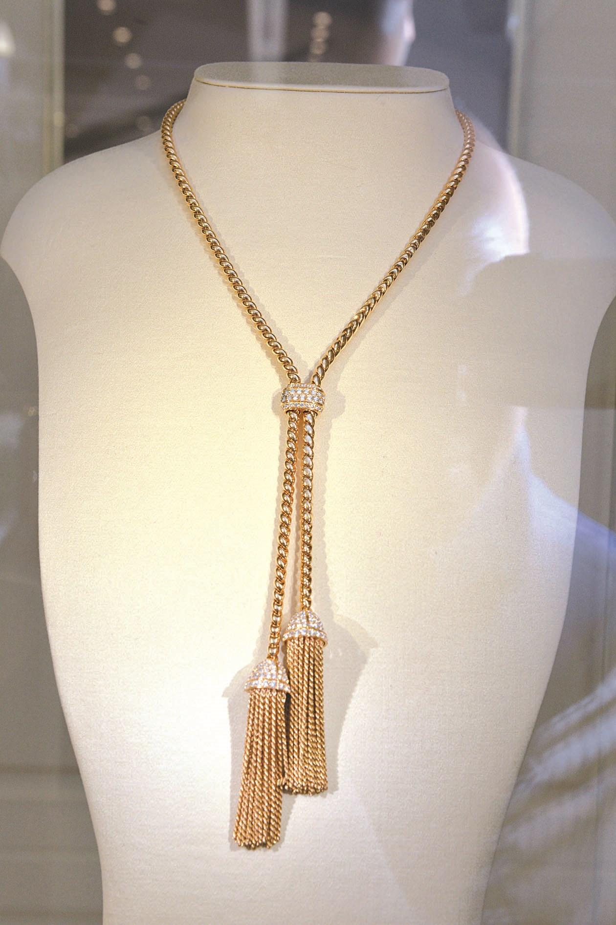 عقد يليق بكل امرأة