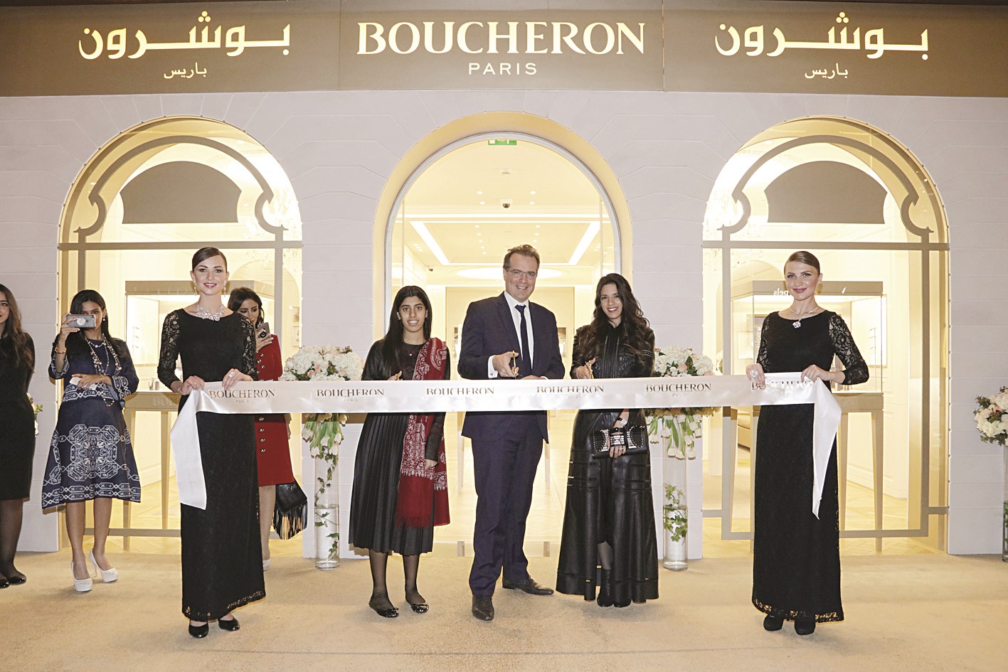 فايزة الغانم وشهد الغانم تقصّان شريط الافتتاح مع تيري لانورو