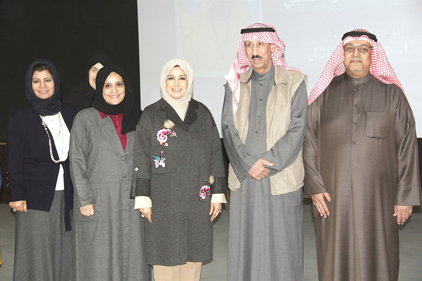 محمود عبدالله متوسطاً الموجهين الفنيين لمادة الاجتماعيات