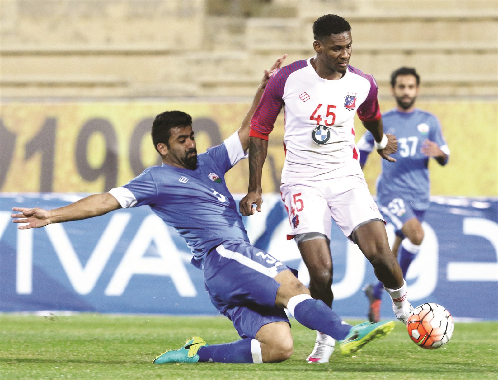 u0645u062fu0627u0641u0639 u0627u0644u062cu0647u0631u0627u0621 u064au062du0627u0648u0644 u0642u0637u0639 u0627u0644u0643u0631u0629 u0645u0646 u0623u0645u0627u0645 u062cu0645u0639u0629 u0633u0639u064au062f (u0627u0644u0623u0632u0631u0642 u062fu0648u062a u0643u0648u0645)