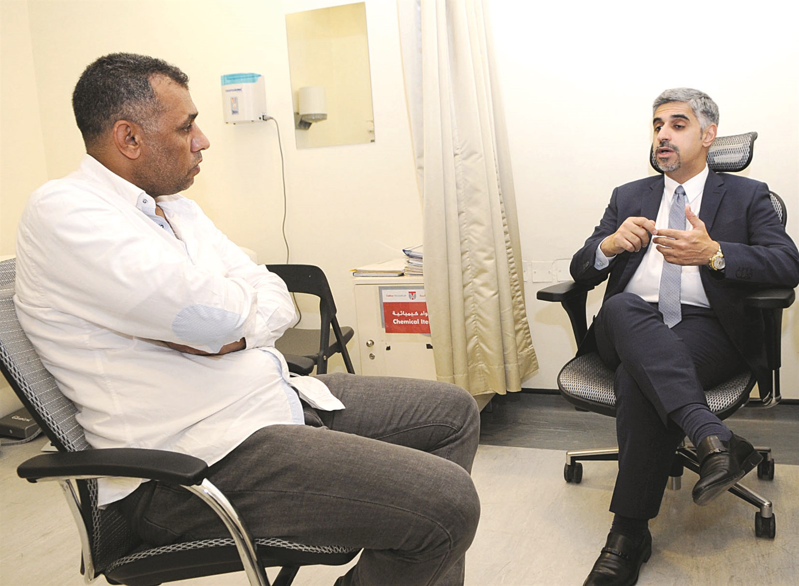 العيسى متحدثاً للزميل عمر العلاس (تصوير كرم ذياب)