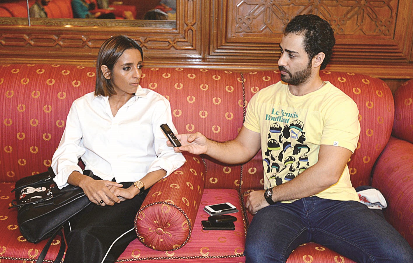 حمادة متحدثة إلى الزميل علاء محمود (تصوير زكريا عطية)