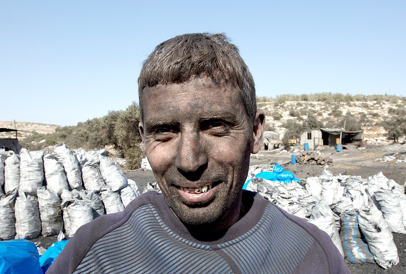 u0639u0627u0645u0644 u0641u0644u0633u0637u064au0646u064a u0641u064a u0623u062du062f u0645u0635u0627u0646u0639 u0627u0644u0641u062du0645 u0642u0631u0628 u062cu0646u064au0646     (u0627 u0628)