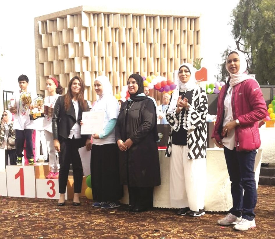 تكريم إحدى المشاركات في مهرجان المشي