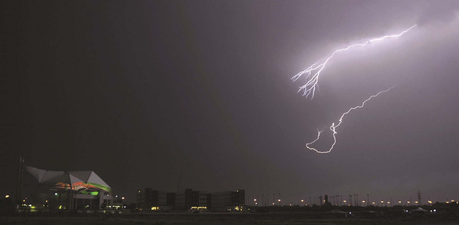 البرق يرسم خارطته في سماء الكويت ليل أول من امس