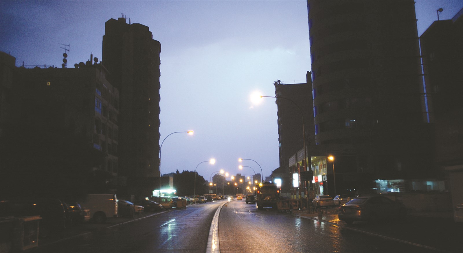 البرق أضاء عتمة الليل