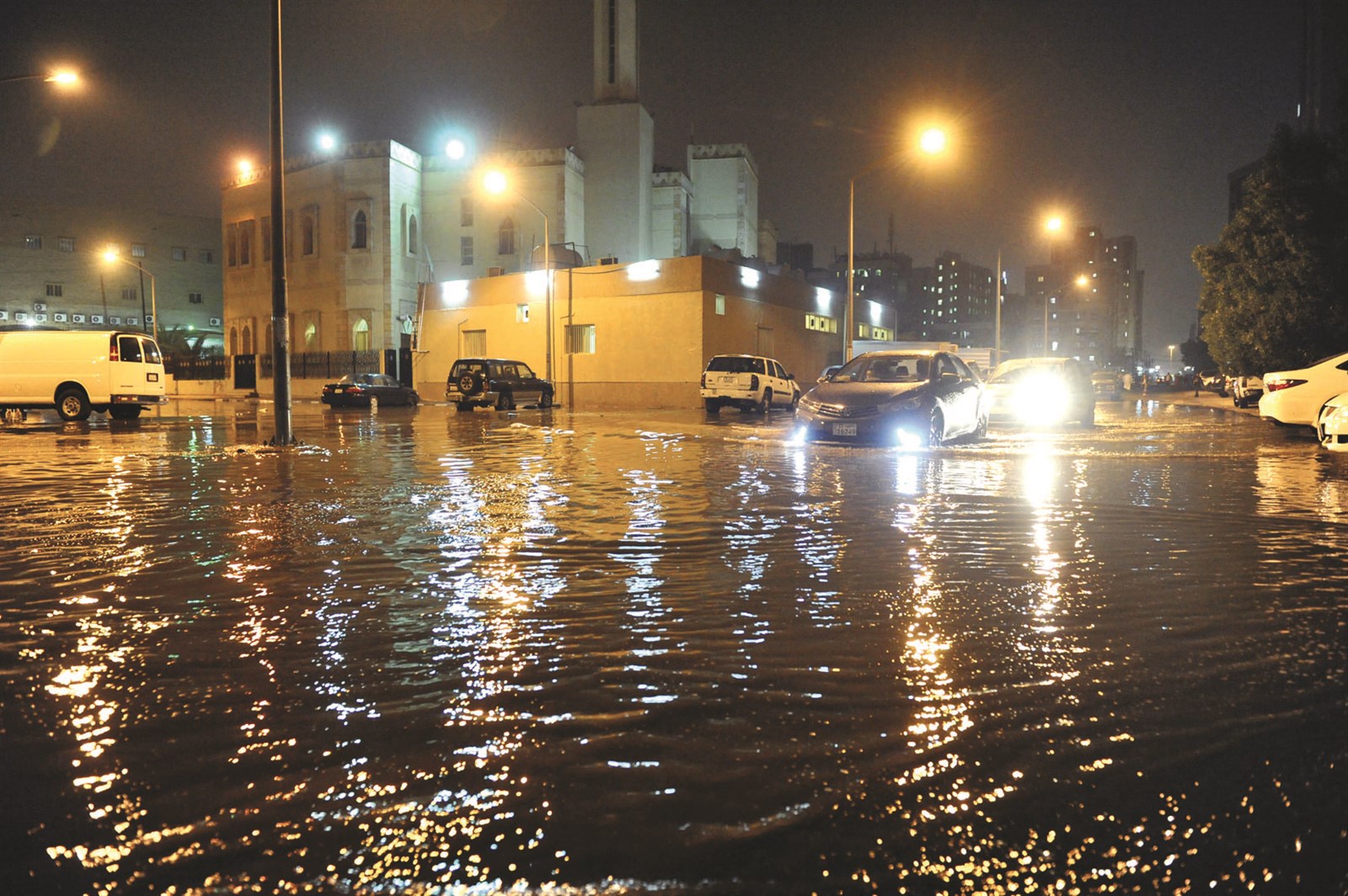 سيارات تعبر مياه الشوارع في ليل ماطر(تصوير زكريا عطية)