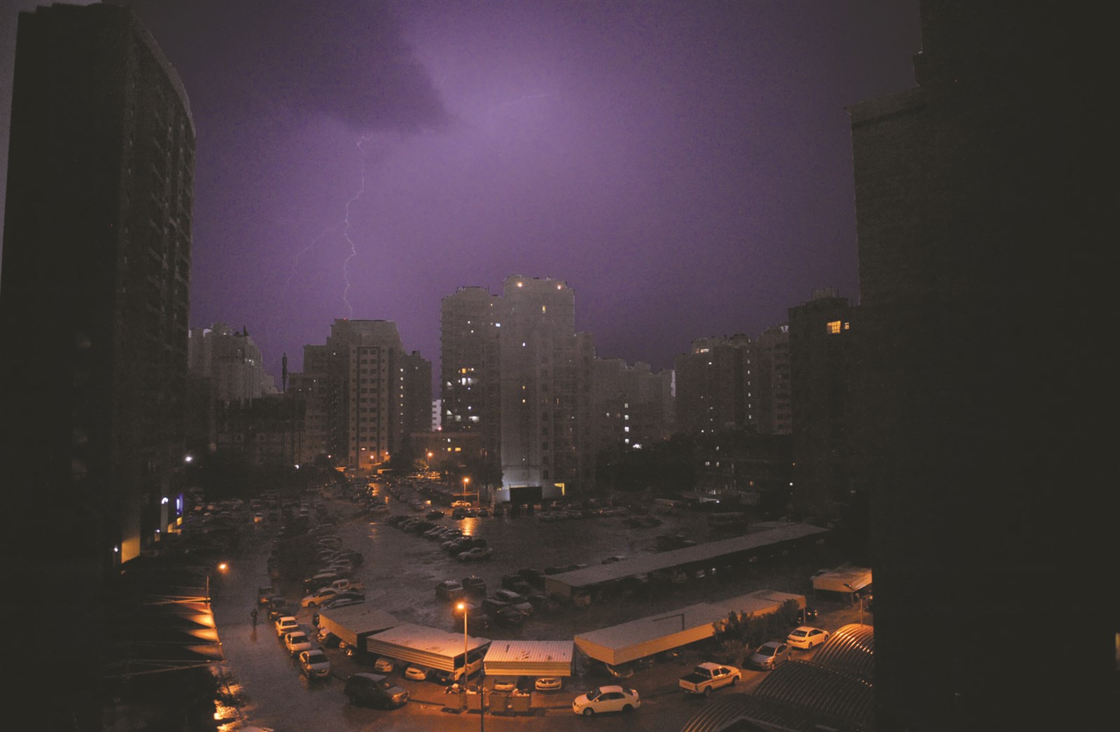 لوحة جميلة لليل ماطر (تصوير بسام زيدان)
