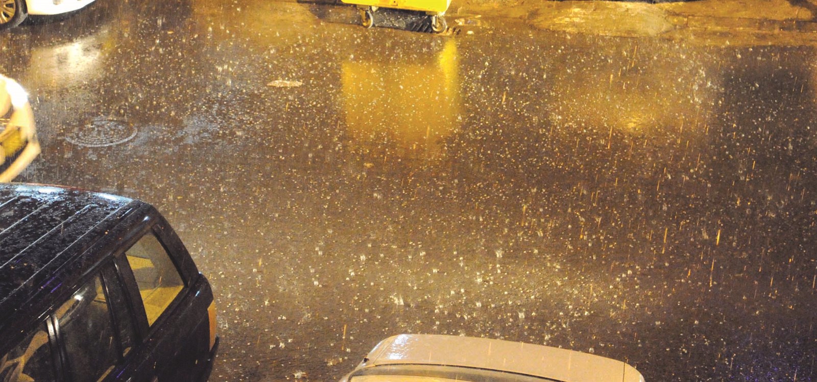 حبات البرد تساقطت في السالمية (تصوير طارق عزالدين)