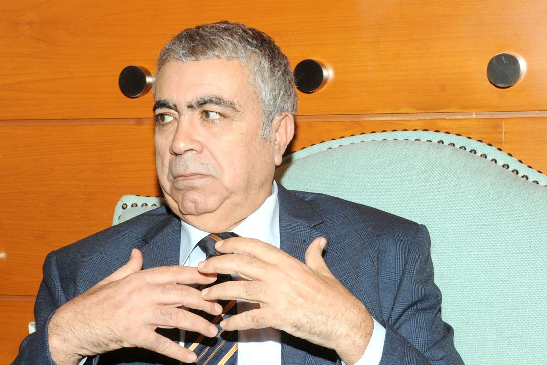 المهدي متحدثاً للزميل علي العلاس (تصوير بسام زيدان)