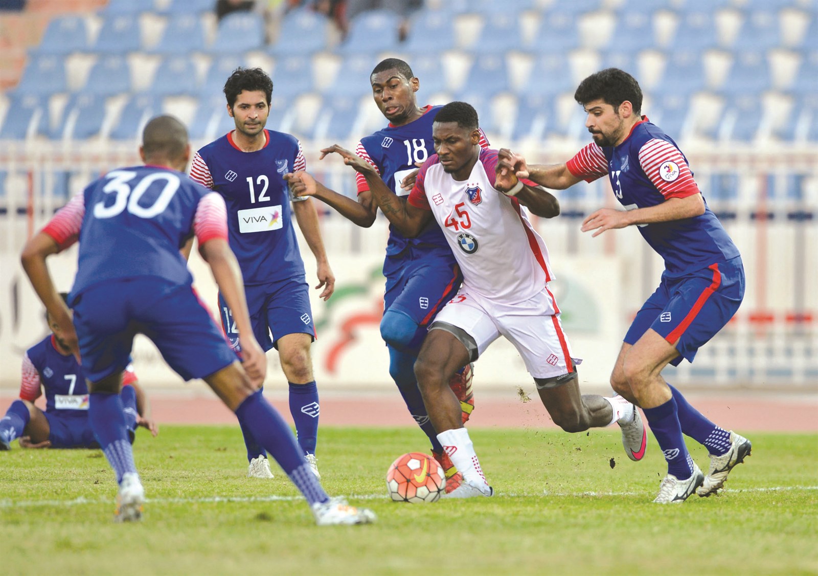 u0627u0644u0639u0627u062cu064a u062cu0645u0639u0629 u0633u0639u064au062f u0646u062cu0645 u00abu0627u0644u0643u0648u064au062au00bb u0643u0627u0633u0631u0627u064b u062du0635u0627u0631 u0644u0627u0639u0628u064a u0627u0644u062au0636u0627u0645u0646 u062eu0644u0627u0644 u0645u0628u0627u0631u0627u0629 u0627u0644u0623u0645u0633 (u0627u0644u0623u0632u0631u0642 u062fu0648u062a u0643u0648u0645)