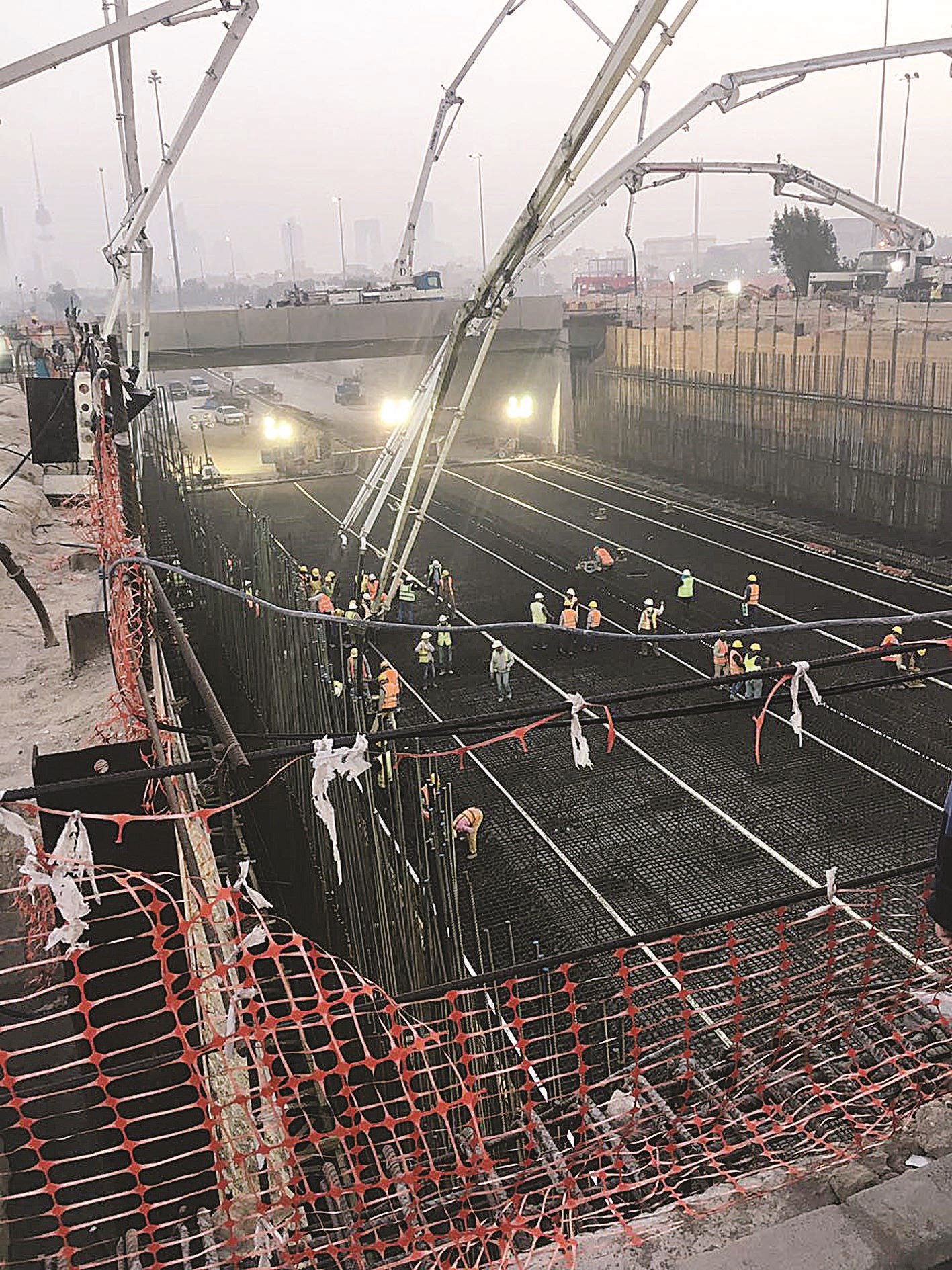 جانب من أعمال صب الخرسانة