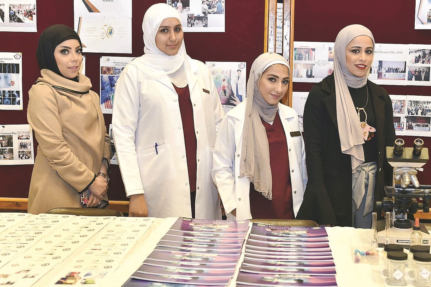 طالبات في المعرض المصاحب للاحتفالية